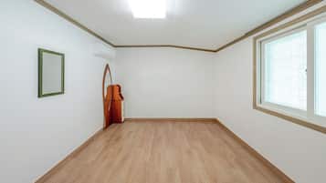 Camera Basic, 2 camere da letto (Room 102 Guesthouse(Ocean View/BBQ)) | 1 camera, Wi-Fi gratuito