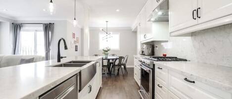 雪櫃、微波爐、焗爐、爐具