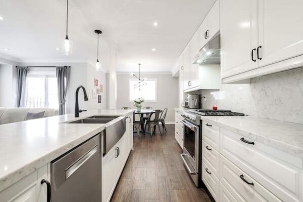 Fridge, microwave, oven, stovetop - Stylish House Close to All Amenities (Vaughan)