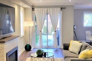 Smart TV, fireplace