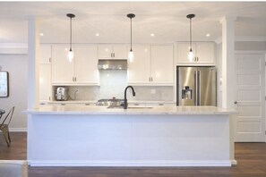 Fridge, microwave, oven, stovetop - Stylish House Close to All Amenities (Vaughan)