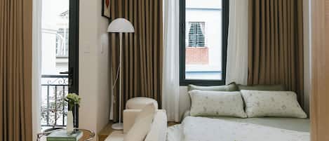 Superior Studio | Desk, laptop workspace, free WiFi