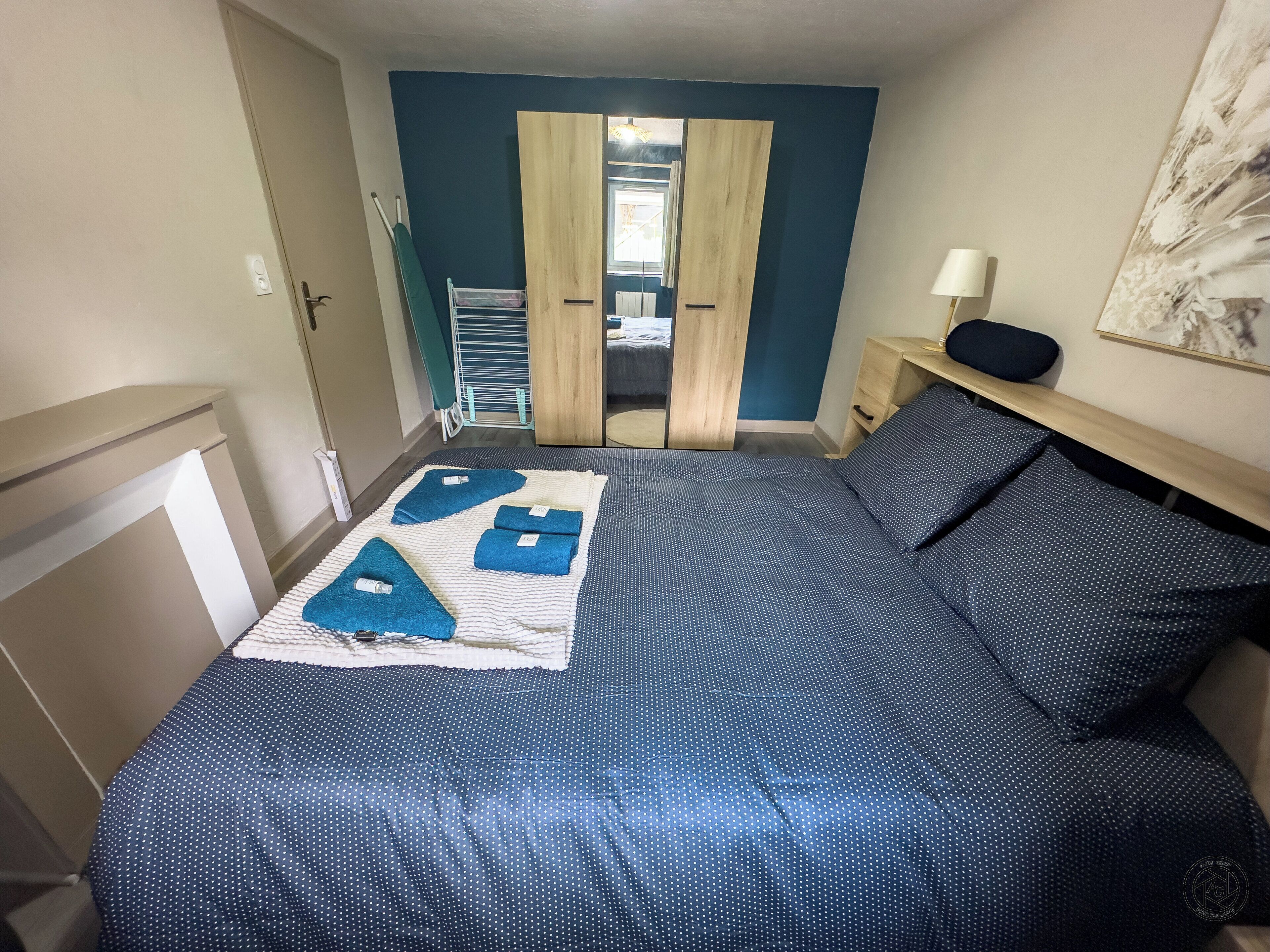 1 Schlafzimmer, Zimmersafe, Schreibtisch, Bügeleisen/Bügelbrett