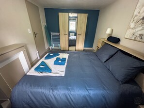 1 slaapkamer, een strijkplank/strijkijzer, gratis wifi, beddengoed