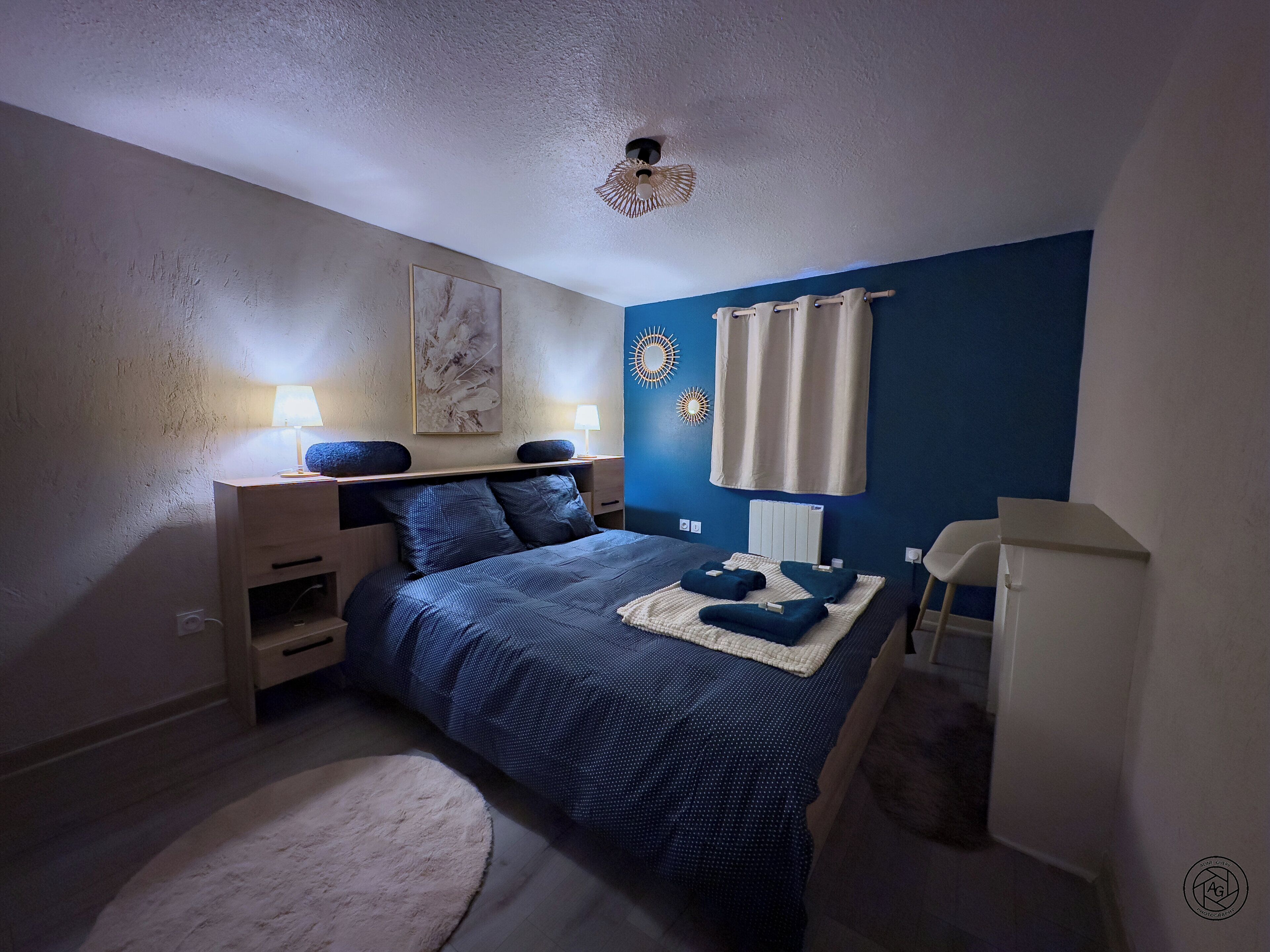 1 habitación, caja de seguridad en la habitación y escritorio 