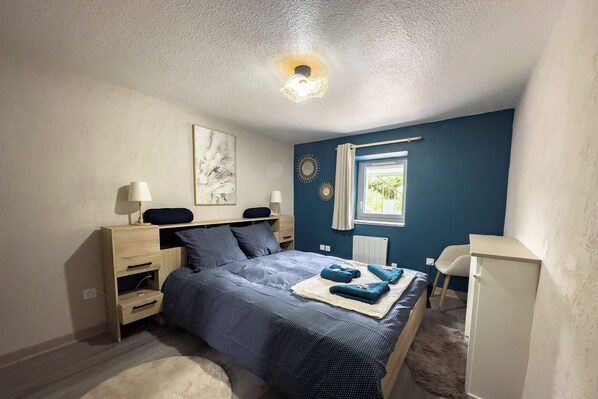 1 slaapkamer, een strijkplank/strijkijzer, gratis wifi, beddengoed