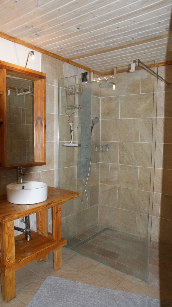Shower, soap, toilet paper - Farmhouse with large garden in the immediate vicinity of Lake Tollensesee (Blumenholz)