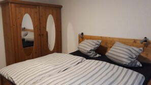 3 bedrooms, travel crib, WiFi - Farmhouse with large garden in the immediate vicinity of Lake Tollensesee (Blumenholz)
