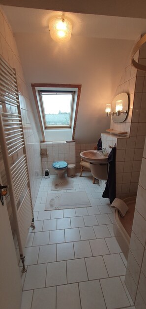 Shower, soap, toilet paper - Apartment on Usedom in Heringsdorf / Seebad Bansin. 5 minutes walk to the beach / Baltic Sea (Heringsdorf)