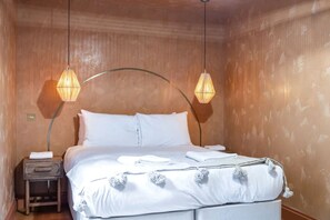 2 chambres, bureau, fer et planche à repasser, lit parapluie