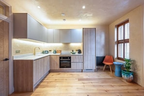 Fridge, oven, stovetop, dishwasher