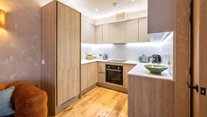 Coffee/tea maker, fridge, oven, stovetop - The Elements Brighton Air Suite perfect location (Brighton and Hove)