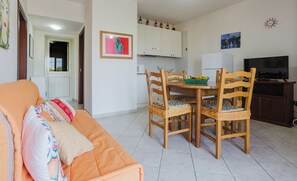 經典公寓 | 起居區 | 32-吋平面電視，提供數位頻道