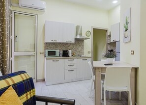 Deluxe Studio | Private kitchen