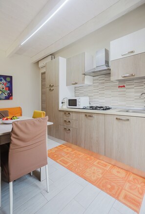 Comfort Duplex | Dapur peribadi | Peti sejuk, ketuhar gelombang mikro, dapur, pembancuh kopi espreso 