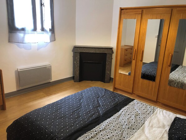 2 quartos, ferros/tábuas de passar roupa, Wi-Fi, roupa de cama