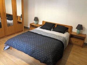 2 bedrooms, iron/ironing board, WiFi, bed sheets