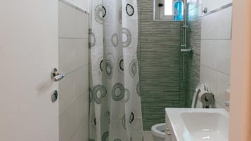 Hiustenkuivaaja, pyyhkeet, saippua, vessapaperi