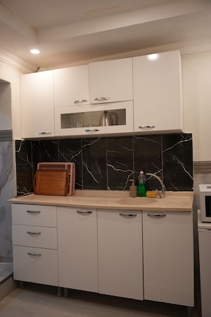 Chambre triple économique | Cuisine privée | Mini-réfrigérateur, surface de cuisson, bouilloire électrique