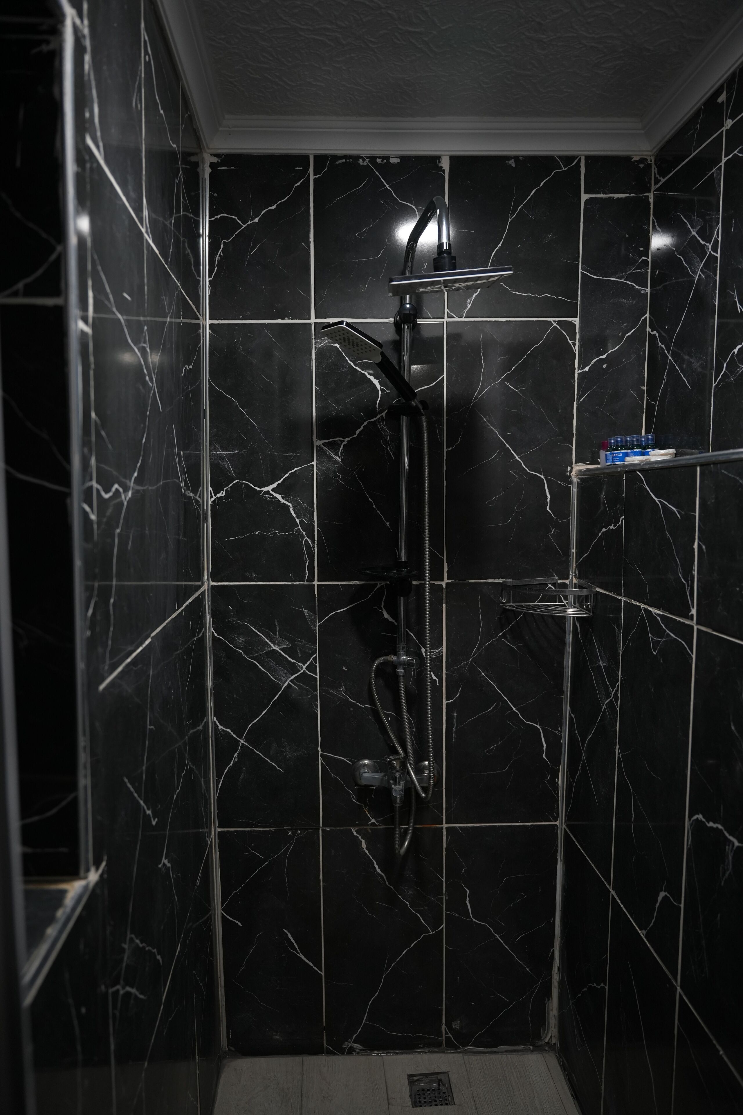 Economy-Dreibettzimmer | Badezimmer | Dusche, Regendusche, kostenlose Toilettenartikel, Haartrockner