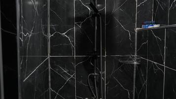 Economy-Dreibettzimmer | Badezimmer | Dusche, Regendusche, kostenlose Toilettenartikel, Haartrockner