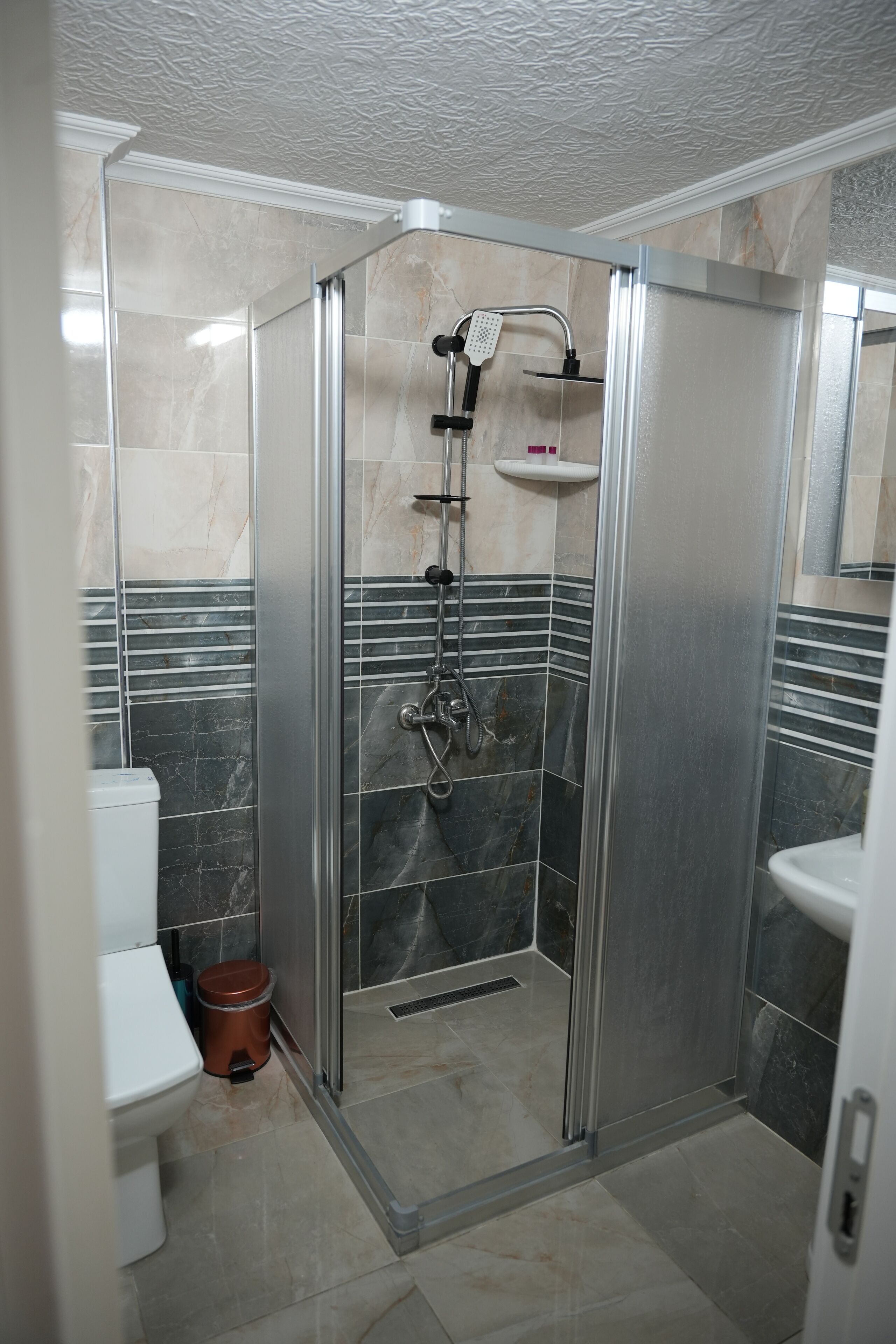 Comfort Double Room | Bathroom | Shower, rainfall showerhead, free toiletries, hair dryer