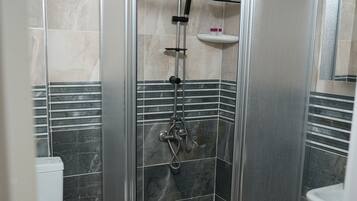 Comfort Double Room | Bathroom | Shower, rainfall showerhead, free toiletries, hair dryer