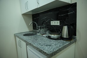 Mini-fridge, stovetop, electric kettle, griddle - BDK HOTEL (Istanbul)