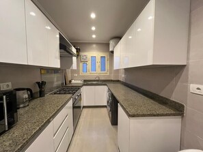 Micro-ondes, four, plaque de cuisson, lave-vaisselle