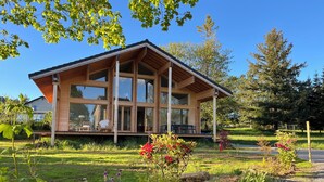 A modern wooden house with large windows and a covered porch. - Chalet bois cœur Cévennes (Saint-Sauveur-Camprieu)