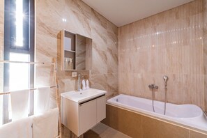 Family Villa, Courtyard View | Bathroom | Free toiletries, hair dryer, towels, soap - La Vincentia (Jimbaran)