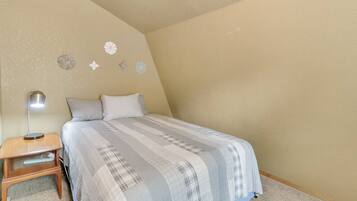 5 bedrooms, desk, iron/ironing board, free WiFi