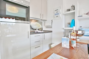 Réfrigérateur, four, cafetière/bouilloire, bouilloire électrique