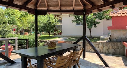 Cozy 1-bedroom Studio in charming Πλαταμώνας with WiFi, AC