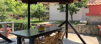 Cozy 1-bedroom Studio in charming Πλαταμώνας with WiFi, AC