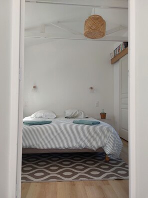 4 bedrooms, bed sheets