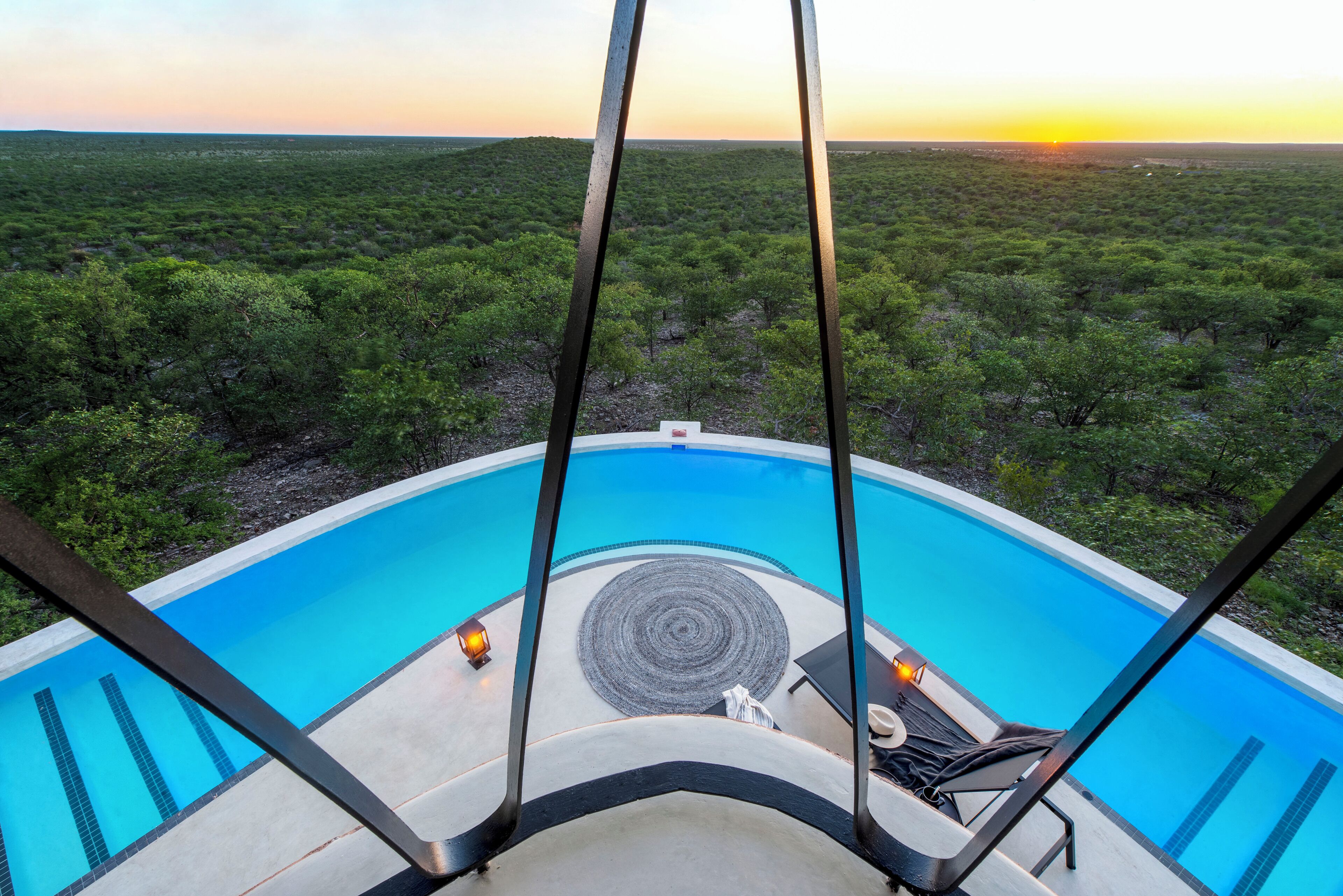 Außenpool, Sonnenschirme, Liegestühle