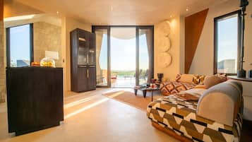 Suite de lujo, alberca privada, vista al valle | Sala de estar