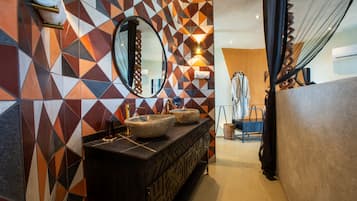 Suite de lujo, alberca privada, vista al valle | Baño | Amenidades de baño gratuitas, secadora de cabello, batas, toallas