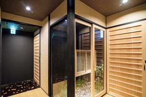 Cortinas opacas, tabla de planchar con plancha, wifi gratis