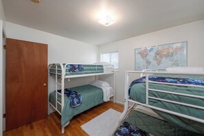 4 bedrooms, free WiFi, bed sheets - Lakefront 4-bedroom house with AC, WiFi in parklike setting on Moses Lake. (Moses Lake)