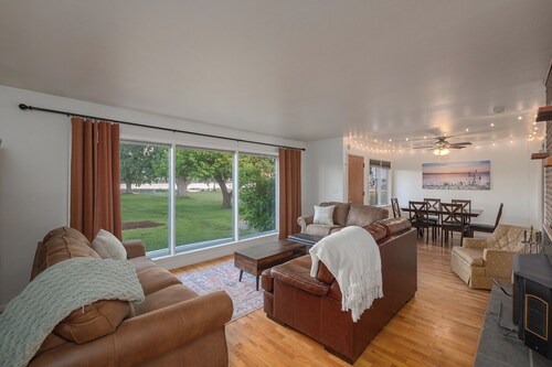 Lakefront 4-bedroom house with AC, WiFi in parklike setting on Moses Lake.