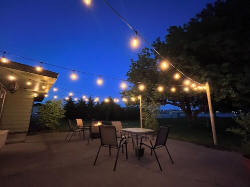 Lakefront 4-bedroom house with AC, WiFi in parklike setting on Moses Lake.