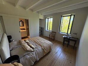 5 bedrooms, WiFi, bed sheets
