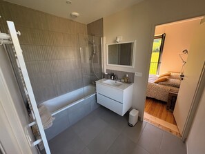 Douche, séchoir à cheveux, serviettes fournies, savon