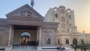 Un edificio storico con elaborate sculture e un'imponente torre.