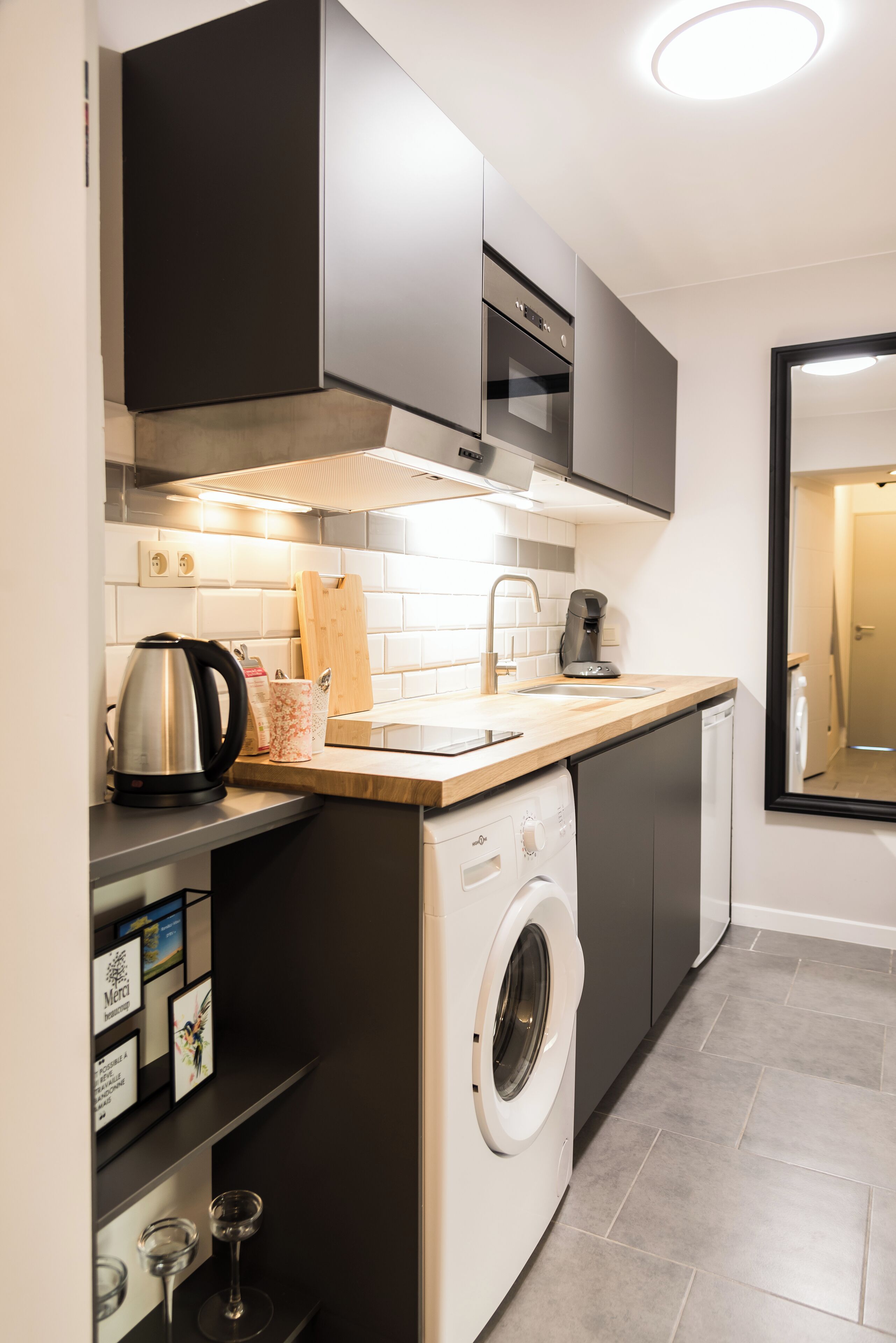 Kjøleskap, mikrobølgeovn, kokeplater og oppvaskmaskin