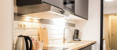 Fridge, microwave, stovetop, dishwasher