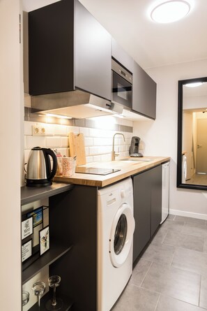 Fridge, microwave, stovetop, dishwasher
