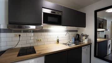 Kühlschrank, Mikrowelle, Herdplatte, Geschirrspüler